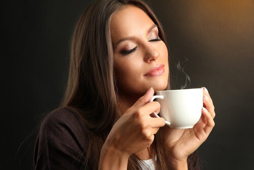Kvinna med kaffekopp