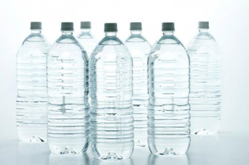 plastflaskor på rad