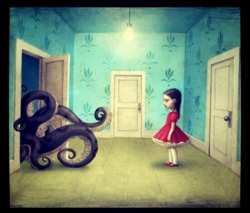 flicka som tittar på en bläckfisk på väg in i ett rum