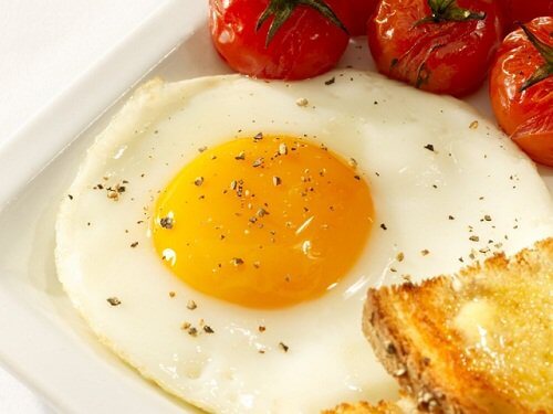 Stekt ägg och tomat