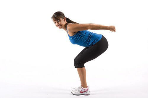 Kvinna gör knäböj