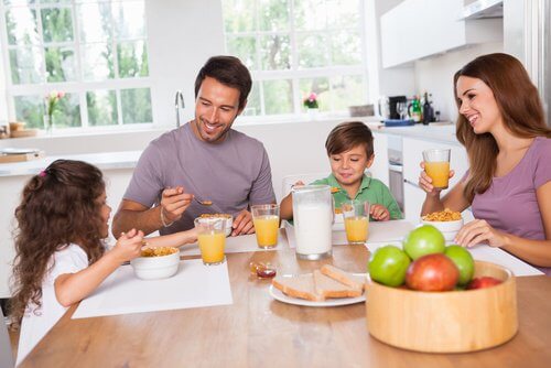 Familj vid frukostbordet