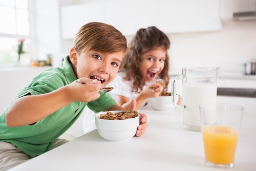 Barn äter frukost