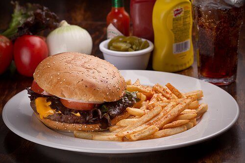 Hamburgare-med-pommes-frites