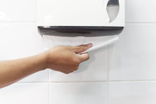 Torka händerna med papper