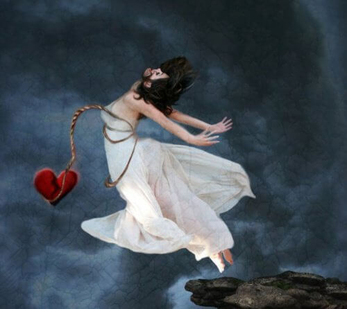 Kvinna som har ett hjärta i rep lindat runt sig