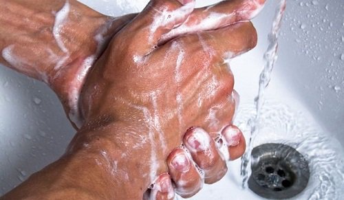Tvätta händerna i minst 20 sekunder