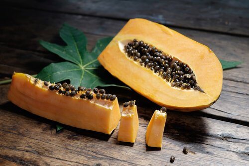 delad-papaya-med-frön
