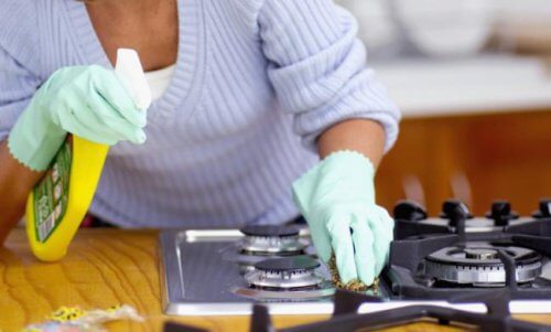 Ta bort intorkat fett i köket med dessa enkla knep