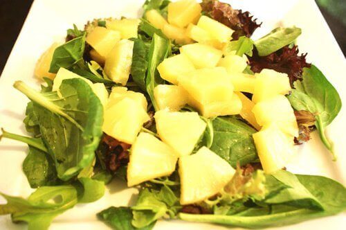 Sallad med ananas och spenat