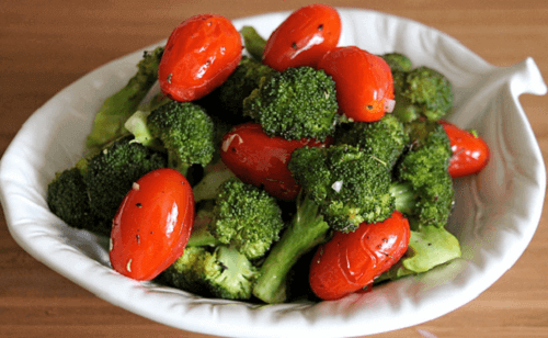Tomater och broccoli kan du äta råa eller kokta