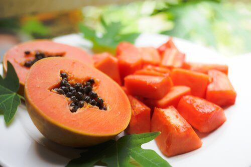 halverad papaya med kärnor i