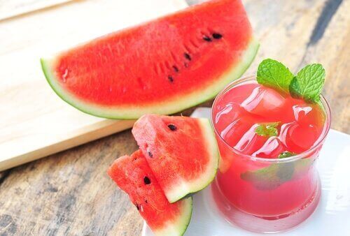 Vattenmelon i skivor och juice