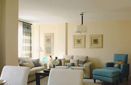 Var gömmer sig kackerlackor?