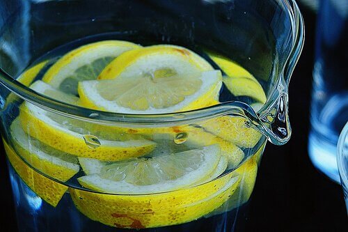 Citron i vatten