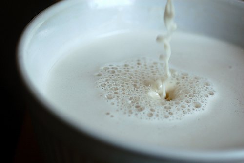 Tillsätt varm mjölk