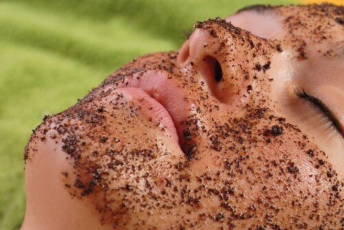 8 hemgjorda exfolierande ansiktsmasker