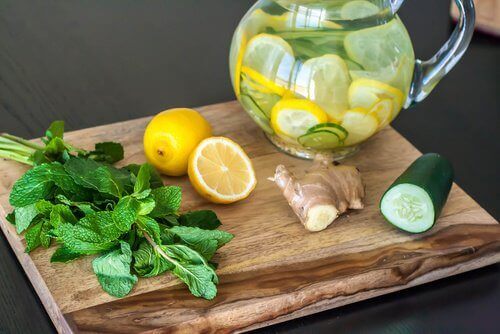 Rensande detox med citron, ingefära & gurka