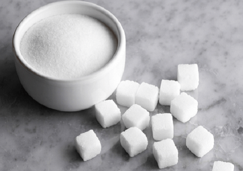 sockerbitar och strösocker i skål