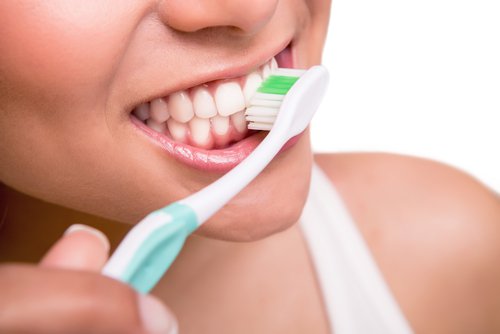 Borsta tänderna regelbundet