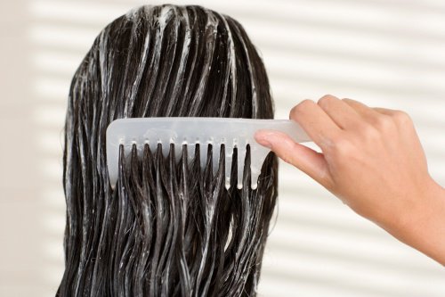 Vårda håret innan sänggåendet med dessa tips