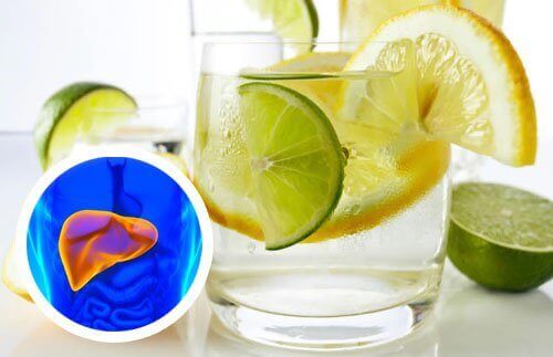 Vatten med citron för att avgifta levern