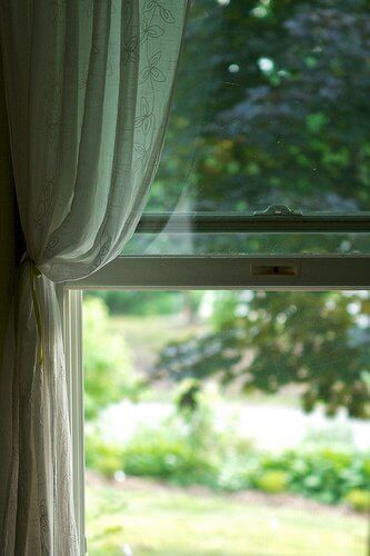 Frisk luft genom öppet fönster