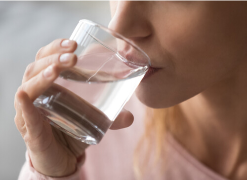 Att dricka vatten när man äter, är det bra?