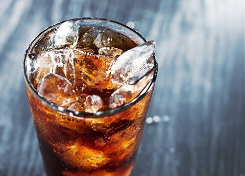 Ett glas med energidryck