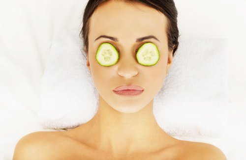 Applicera gurkskivor när du är svullen runt ögonen