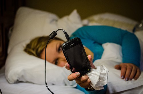 Mobiltelefon i sängen