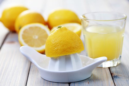 Drick citron på morgonen