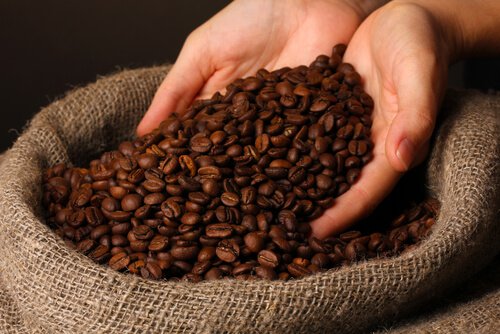 Använd kaffe mot mörka ringar under ögonen
