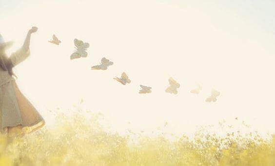 Flicka med fjärilar