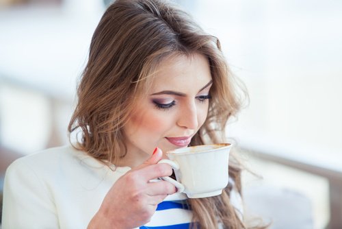 Kvinna med kaffekopp