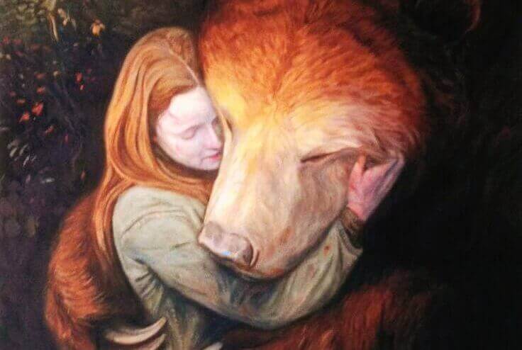 Kvinna kramar björn