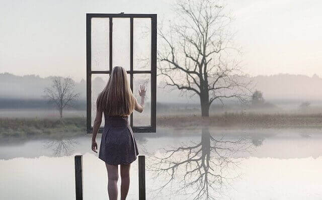 Kvinna vid  fönster