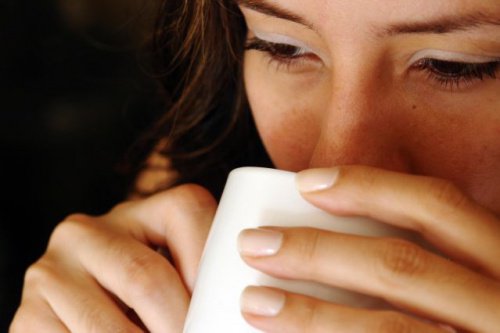 7 fördelar med att dricka varmt vatten på tom mage