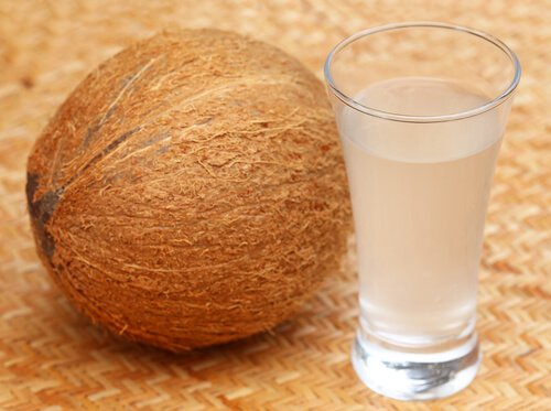 Kokosnöt bredvid glas