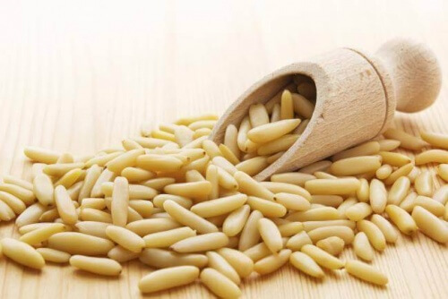 nötter bidrar med B-vitamin