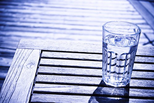Hur mycket väger ett glas med vatten?