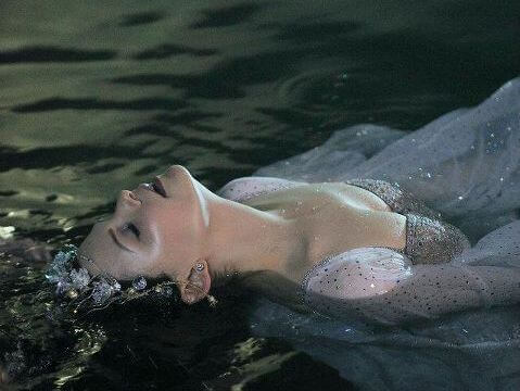 kvinna i vatten