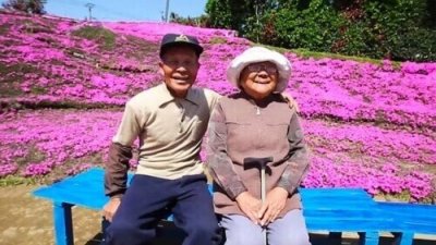 Man planterar 1000 blommor åt blind fru