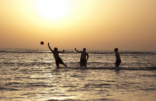 Åk till havet och andas in vinden från vågorna.