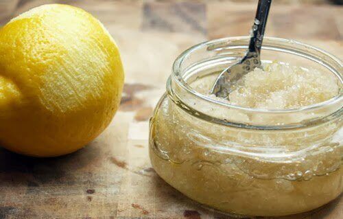 6 effektiva naturliga exfolianter du kan göra hemma