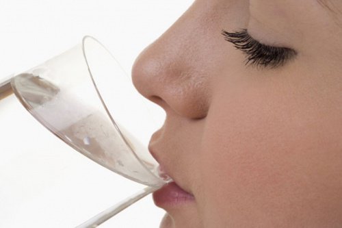 8 tecken på att du inte dricker tillräckligt med vatten