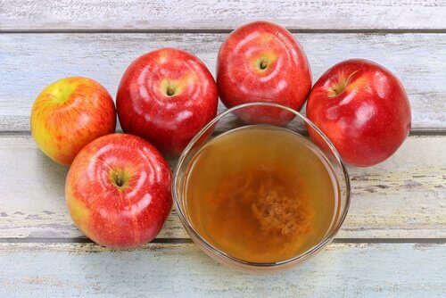 Äppelcidervinäger och äpplen
