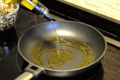 Hindra matrester från att fastna i pannan med olivolja