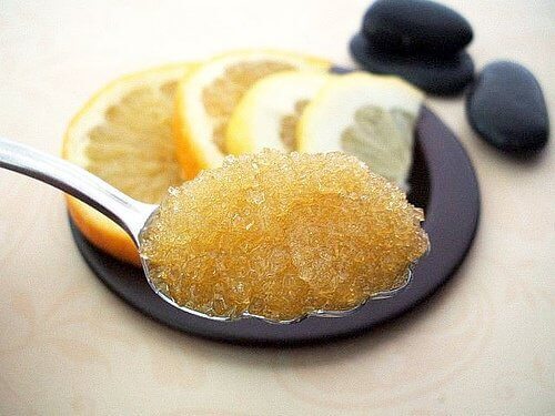 Gör egna naturliga exfolianter med honung och citron