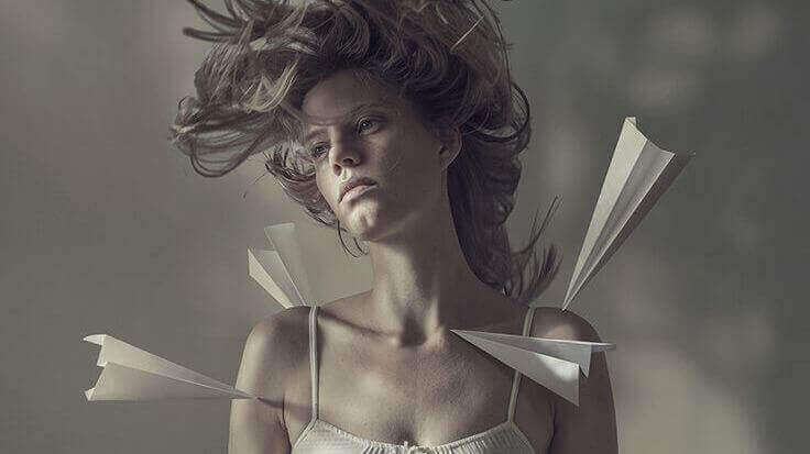 Kvinna och pappersflygplan